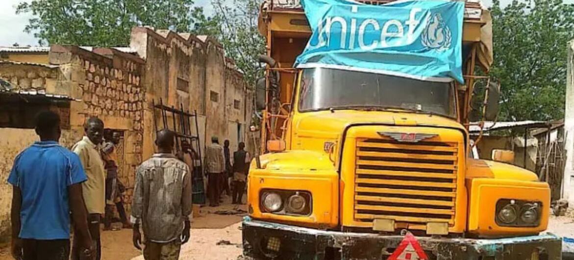 Um comboio de ajuda da UNICEF chega a Dilling e Kadugli, em Kordofan do Sul, no Sudão, entregando suprimentos para mais de 130.000 pessoas afetadas pelo conflito.