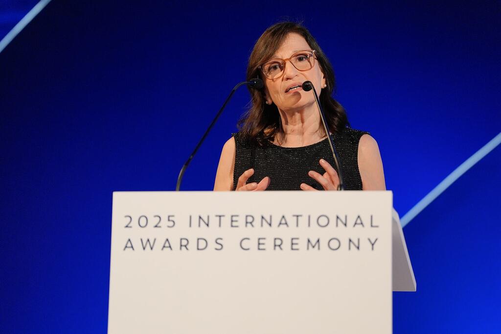 La Dra. María Teresa Dova durante la ceremonia de premiación.