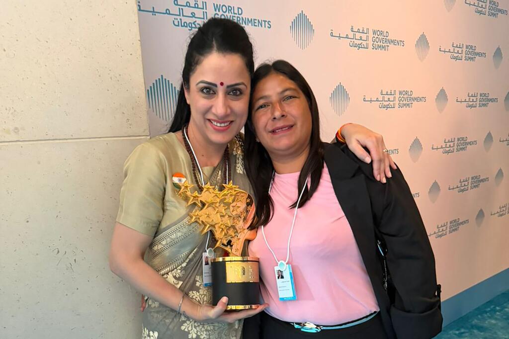 Gloria Cisneros junto a Rouble Nagi durante la entrega del premio Global Teacher Prize 2026.