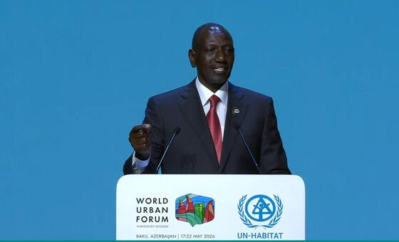 Rais wa Kenya William Ruto akizungumza kwenye jukwaa wakati wa Mkutano wa World Urban Forum huko Baku, Azerbaijan.