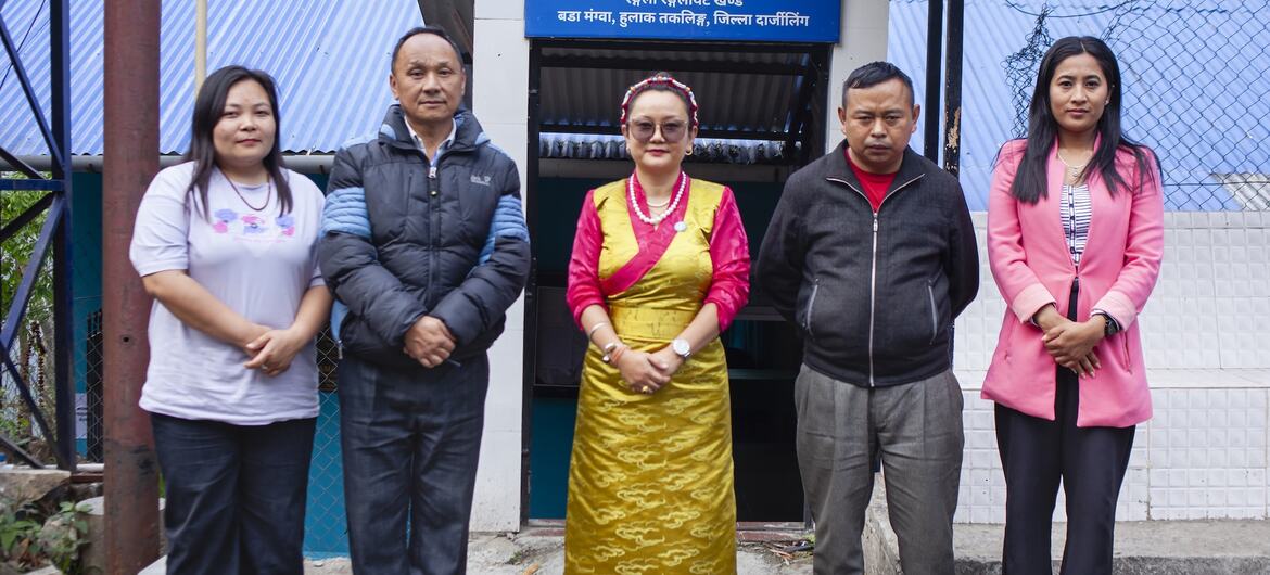 दार्जिलिंग की तक्लिंग-1 ग्राम पंचायत की सरपंच चांदनी तमांग, पानी की कमी से निपटने में अहम भूमिका निभाने वाले पंचायत कर्मियों के साथ.