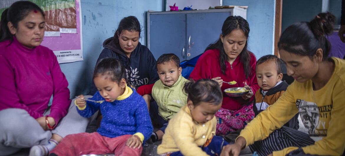 दार्जिलिंग के छोटा मंगवा में समेकित बाल विकास सेवा केन्द्र पर बच्चे अपनी माताओं के साथ खेलते, हँसते और भोजन करते हुए ख़ुशी के पल बिताते हैं.