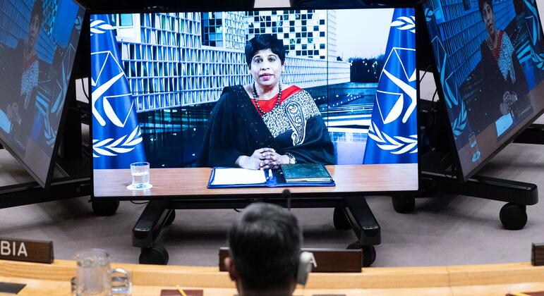 نائبة المدعي العام للمحكمة الجنائية الدولية نزهت شميم خان (على الشاشة) تقدم إحاطة لمجلس الأمن الدولي حول عمل مكتبها بشأن السودان.
