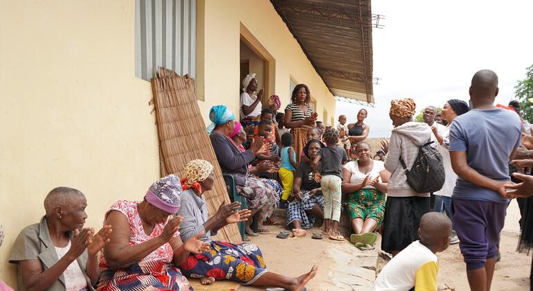 Pessoas deslocadas por graves inundações em Moçambique reunem-se em um centro de alojamento no bairro Magoanine da cidade de Maputo, em janeiro de 2026, recebendo ajuda humanitária do PMA.