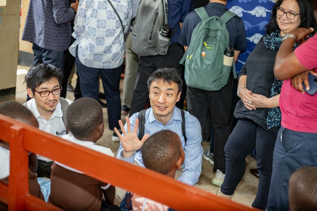 Wafanyakazi wa UNDP wanawasiliana na watoto huko Mwanza, Tanzania, kama sehemu ya mpango wa STEPPS uliolenga huduma za afya ya watoto.