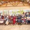 Picha ya kikundi cha watu wazima na watoto waliokusanyika kwa ajili ya mpango wa afya huko Mwanza, Tanzania, chini ya mpango wa STEPPS wa UNDP.