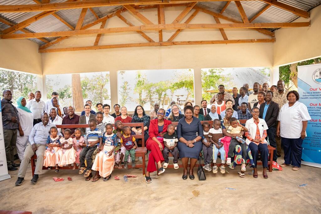 Picha ya kikundi cha watu wazima na watoto waliokusanyika kwa ajili ya mpango wa afya huko Mwanza, Tanzania, chini ya mpango wa STEPPS wa UNDP.