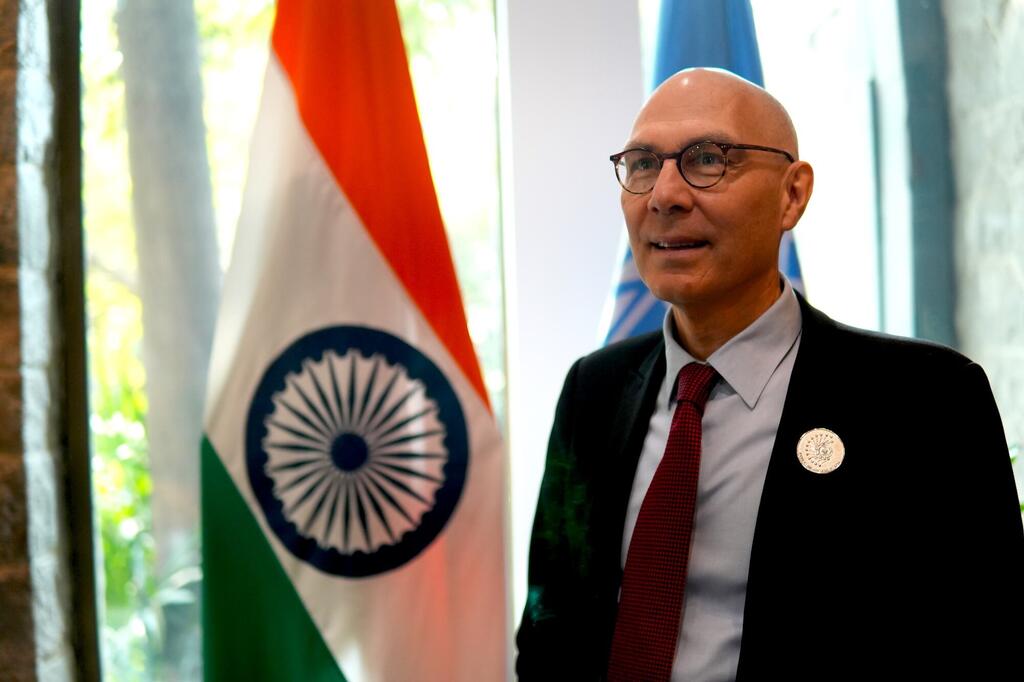 Volker Turk, Kamishna Mkuu wa Umoja wa Mataifa wa Haki za Binadamu, amesimama mbele ya bendera ya India wakati wa ziara rasmi nchini India.