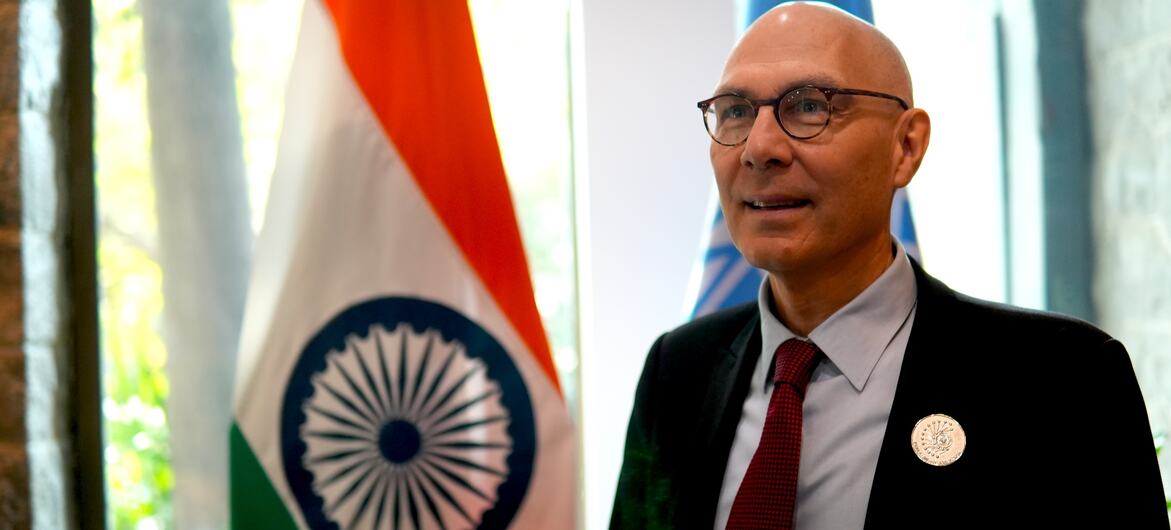 Volker Turk, Haut-Commissaire des Nations Unies aux droits de l'homme, debout devant le drapeau indien lors d'une visite officielle en Inde.