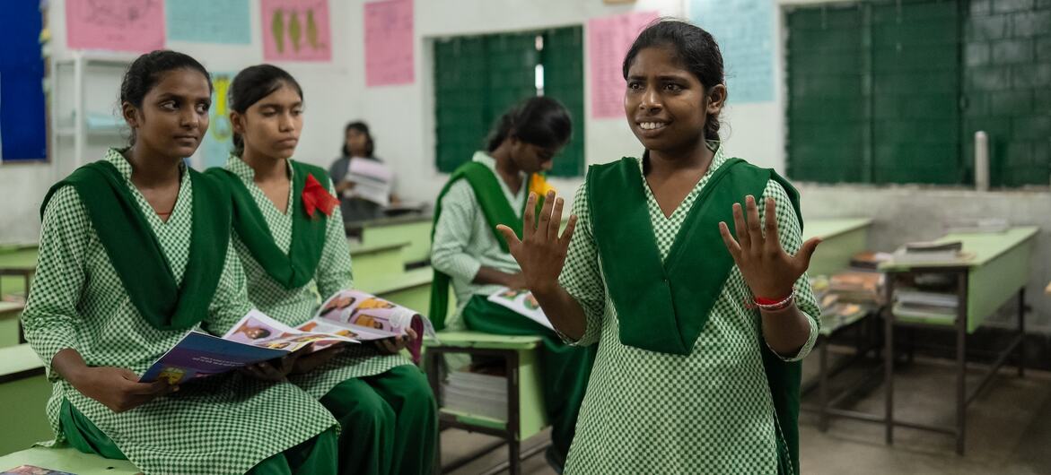 कभी शर्मीली और सार्वजनिक रूप से बोलने से डरने वाली कृति अब आत्मविश्वास के साथ आधा फ़ुल कहानियाँ प्रस्तुत करती है.