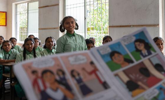 आधा फ़ुल कॉमिक्स छात्रों को नकारात्मक सोच पहचानने और उसे बदलने में मदद करती हैं.