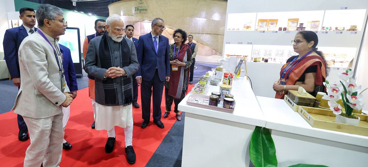भारतीय प्रधानमंत्री 19 दिसंबर, 2025 को नई दिल्ली में भारत मंडपम में पारंपरिक चिकित्सा पर द्वितीय विश्व स्वास्थ्य संगठन वैश्विक शिखर सम्मेलन के समापन समारोह के दौरान एक प्रदर्शनी बूथ का दौरा कर रहे हैं।
