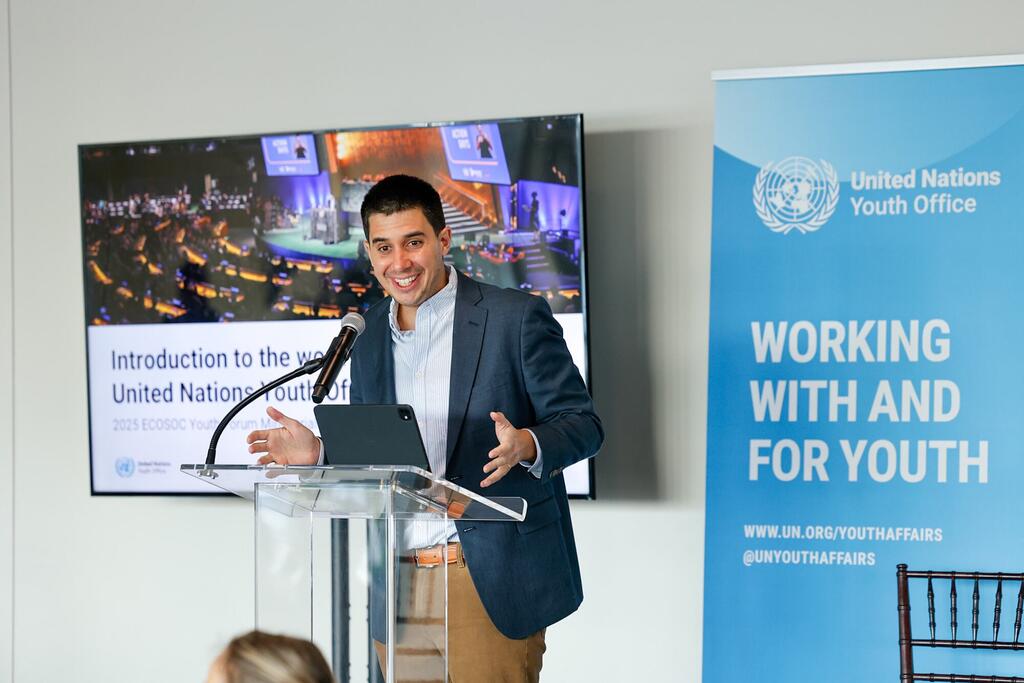 Felipe Paullier, Secretario General Adjunto para Asuntos de la Juventud, hablando en el Foro Juvenil de la ECOSOC de 2025 organizado por la Oficina de la Juventud de las Naciones Unidas.