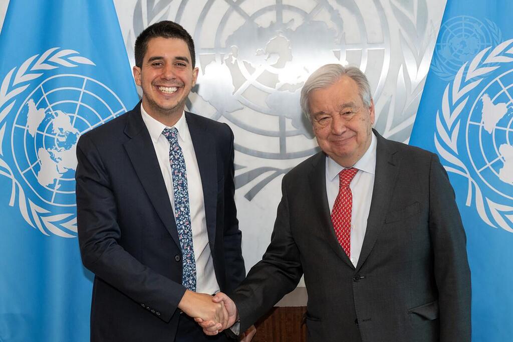 El Secretario General, António Guterres, se reúne con el subsecretario general de Asuntos de la Juventud, Felipe Paullier, en un apretón de manos formal en las Naciones Unidas.