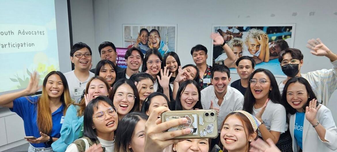 فيليبي بولليير، مساعد الأمين العام لشؤون الشباب، يلتقط صورة ذاتية مع مجموعة من المدافعين عن الشباب في تايلاند خلال حدث مشاركة الشباب.