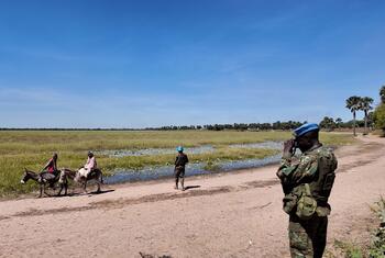 MINUSCA में तैनात शान्ति सैनिक मध्य अफ़्रीकी गणराज्य (CAR) और सूडान के बीच खुली सीमा का निरीक्षण करते हैं. ग्रामीण लोग भी, इन रास्तों से गुज़रते हैं.