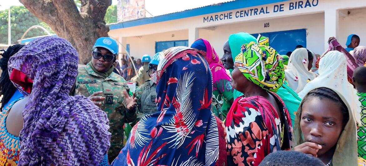El mayor Sifamwelwa Akalaluka, una fuerza de paz de la ONU de la MINUSCA, habla con mujeres locales en el Mercado Central de Birao, República Centroafricana.