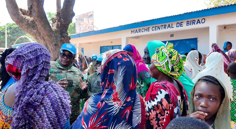在中非共和国比拉奥市中央市场与当地妇女交谈.