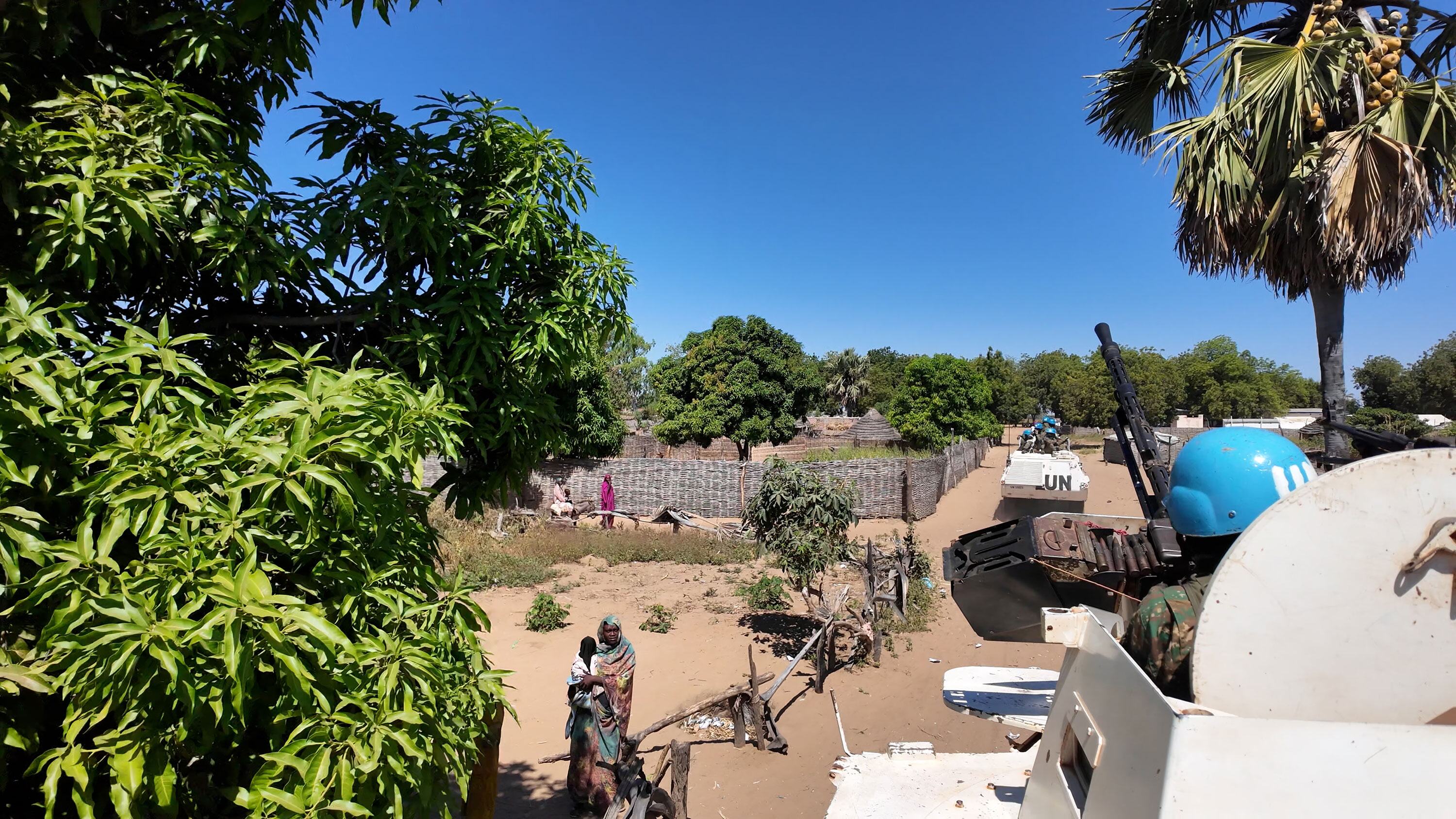 مركبة حفظ السلام التابعة للأمم المتحدة تدير دوريات في منطقة مليئة بالفيضانات في جمهورية أفريقيا الوسطى، مع قيام قوات مينوسكا بالتنقل في المنطقة وسط البنية التحتية النادرة والسكان المحليين القريبين.