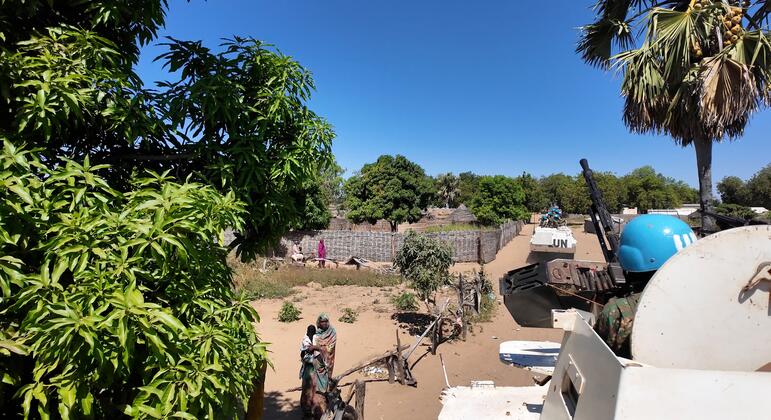 联合国维和部队巡逻中非共和国被洪水淹没的地区,