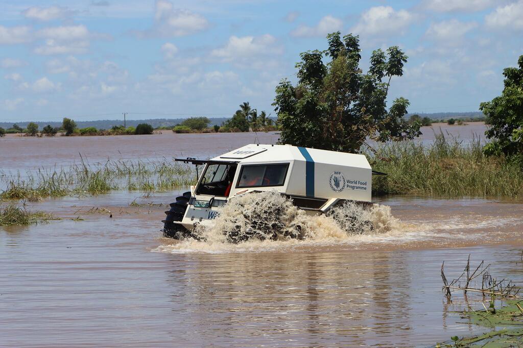 Gari la ndege la WFP linasafiri kupitia maji ya mafuriko huko Xai-Xai, mkoa wa Gaza, Msumbiji, likipeleka misaada ya chakula kwa jamii zilizoathirika wakati wa mafuriko makubwa.