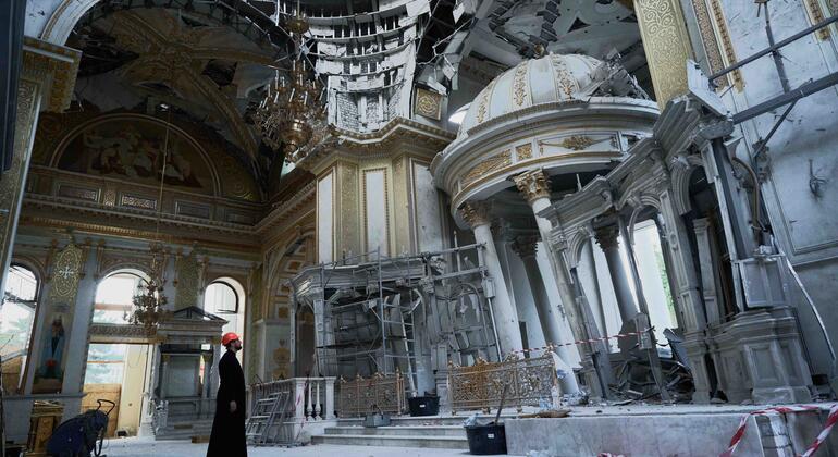 Разрушенный интерьер исторической церкви в Одессе, Украина.