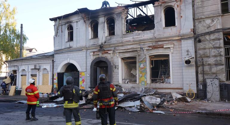 Пожарные в Харькове осматривают тяжело поврежденное здание после обстрела.