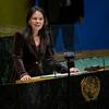 Annalena Baerbock, Presidente da Assembleia Geral, discursando em um pódio durante a abertura da 25ª Sessão do Fórum Permanente sobre Questões Indígenas (UNPFII).