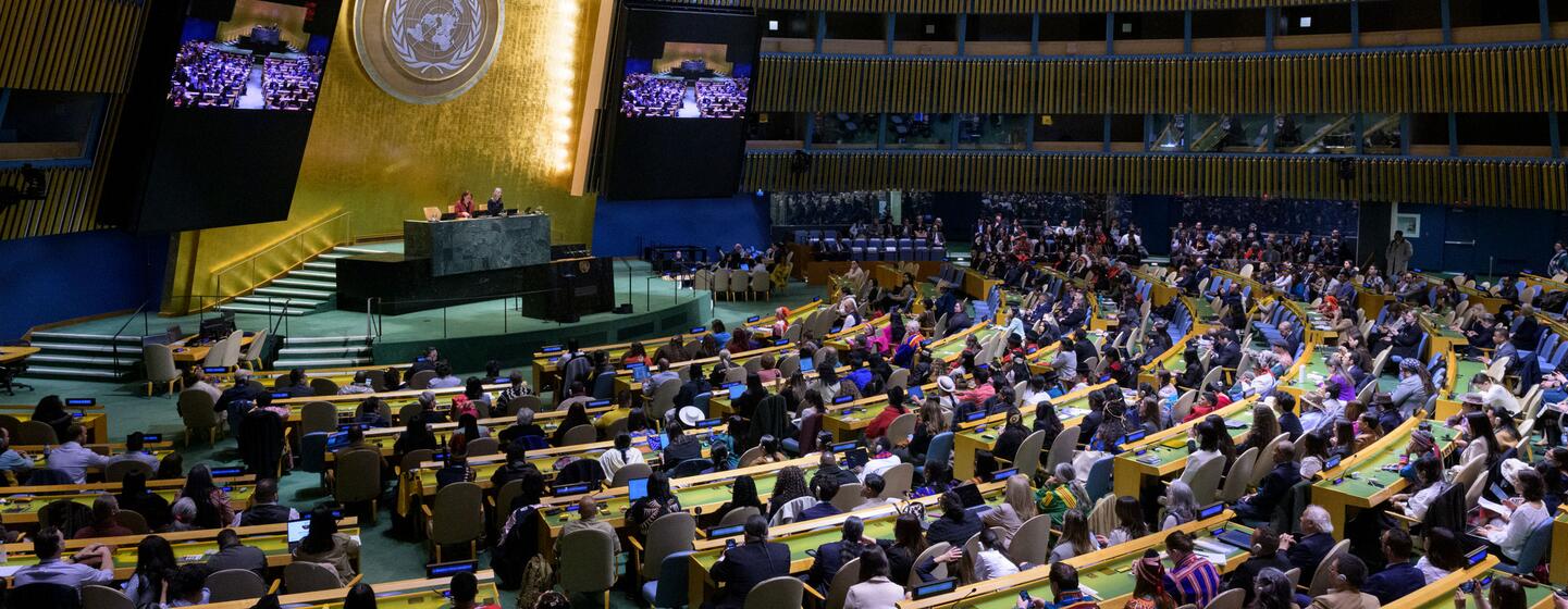 Une vue d'ensemble de la salle de l'Assemblée générale des Nations Unies lors de l'ouverture du Forum permanent sur les questions autochtones (UNPFII). La salle est remplie de participants assis à des bureaux incurvés, face à un podium central sous le grand emblème des Nations Unies.