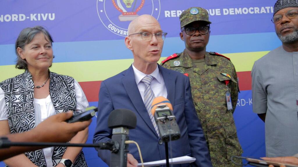 James Swan, Mwakilishi Maalum wa Umoja wa Mataifa wa Misemo ya Umoja wa Mataifa ya Ulinzi katika Jamhuri ya Kidemokrasia ya Kongo (MONUSCO), akizungumza katika mkutano wa waandishi wa habari huko Nord-Kivu, akiwa ameambatana na maafisa wengine na afisa wa jeshi.
