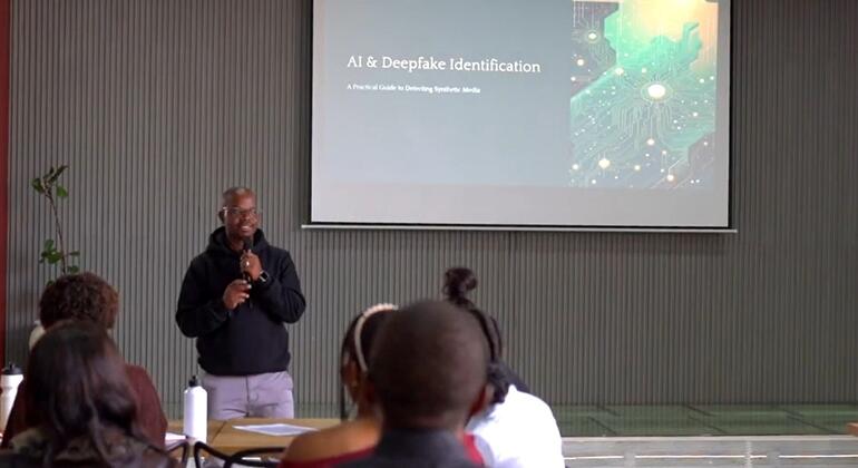 Msemaji anawasilisha kwenye 'AI & Deepfake Identification' kwa watazamaji katika mazingira ya darasa kama sehemu ya mpango wa UNESCO nchini Kenya.