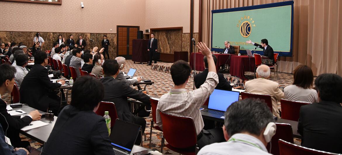 Le secrétaire général de l'ONU, António Guterres, prend la parole à un pupitre lors d'un événement à l'Université des Nations Unies à Tokyo, au Japon.