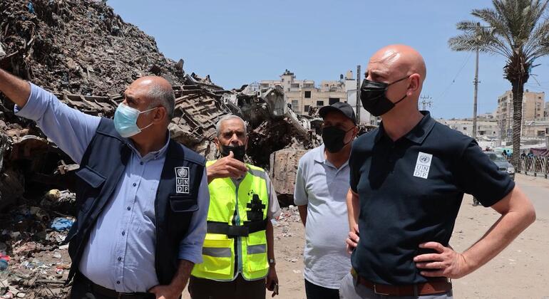 مدير برنامج الأمم المتحدة الإنمائي في غزة، أليساندرو مراكيتش (يمين)، وأمجد الشوا، مدير البرامج في غزة (يسار)، في مهمة ميدانية للإشراف على حملة مكافحة القوارض والحشرات وإزالة النفايات في مدينة غزة.