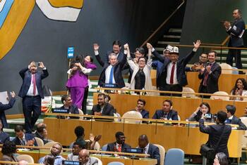 La délégation du Kirghizistan célèbre son élection en tant que membre non permanent du Conseil de sécurité des Nations Unies à New York.