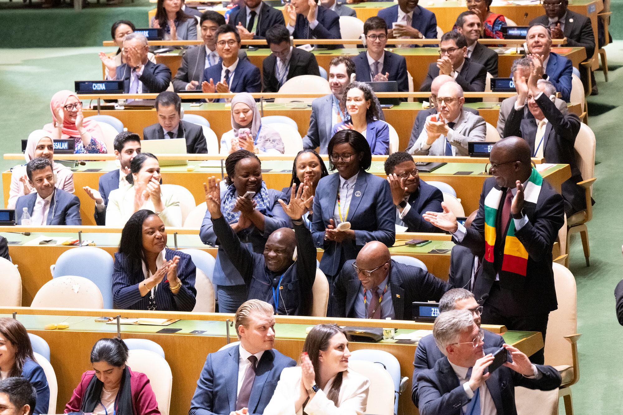 La delegación de Zimbabue celebra su elección como miembro no permanente del Consejo de Seguridad.