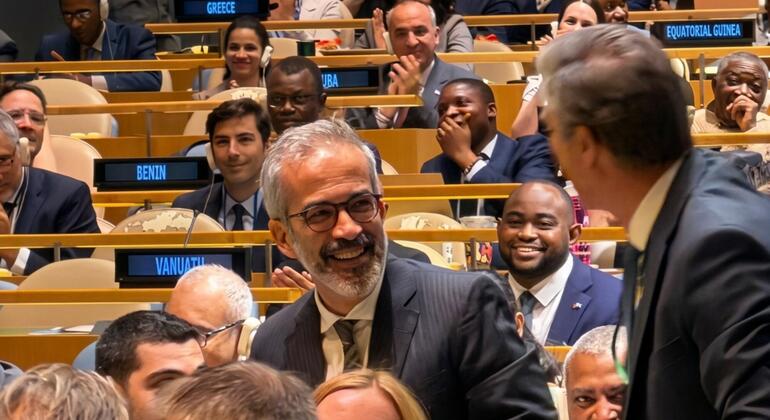 O ministro das Relações Exteriores de Portugal, Paulo Rangel, sorri durante uma reunião da Assembleia Geral das Nações Unidas em Genebra.