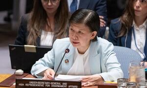 Izumi Nakamitsu، تخفیف اسلحہ کے امور کے اعلی نمائندے، نیویارک میں UN سلامتی کونسل کے اجلاس کے دوران ایک پوڈیم سے خطاب کر رہے ہیں۔
