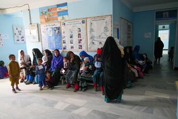 Des femmes et des enfants afghans patientent dans la salle d'attente du centre de santé intégré de Temron à Daikundi, en Afghanistan.