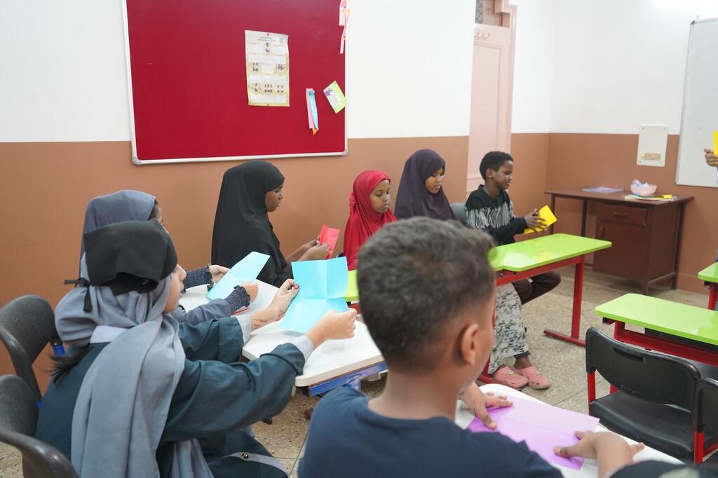 Des enfants réfugiés somaliens participent à une activité d'apprentissage dans une salle de classe d'un centre du HCR en Inde.