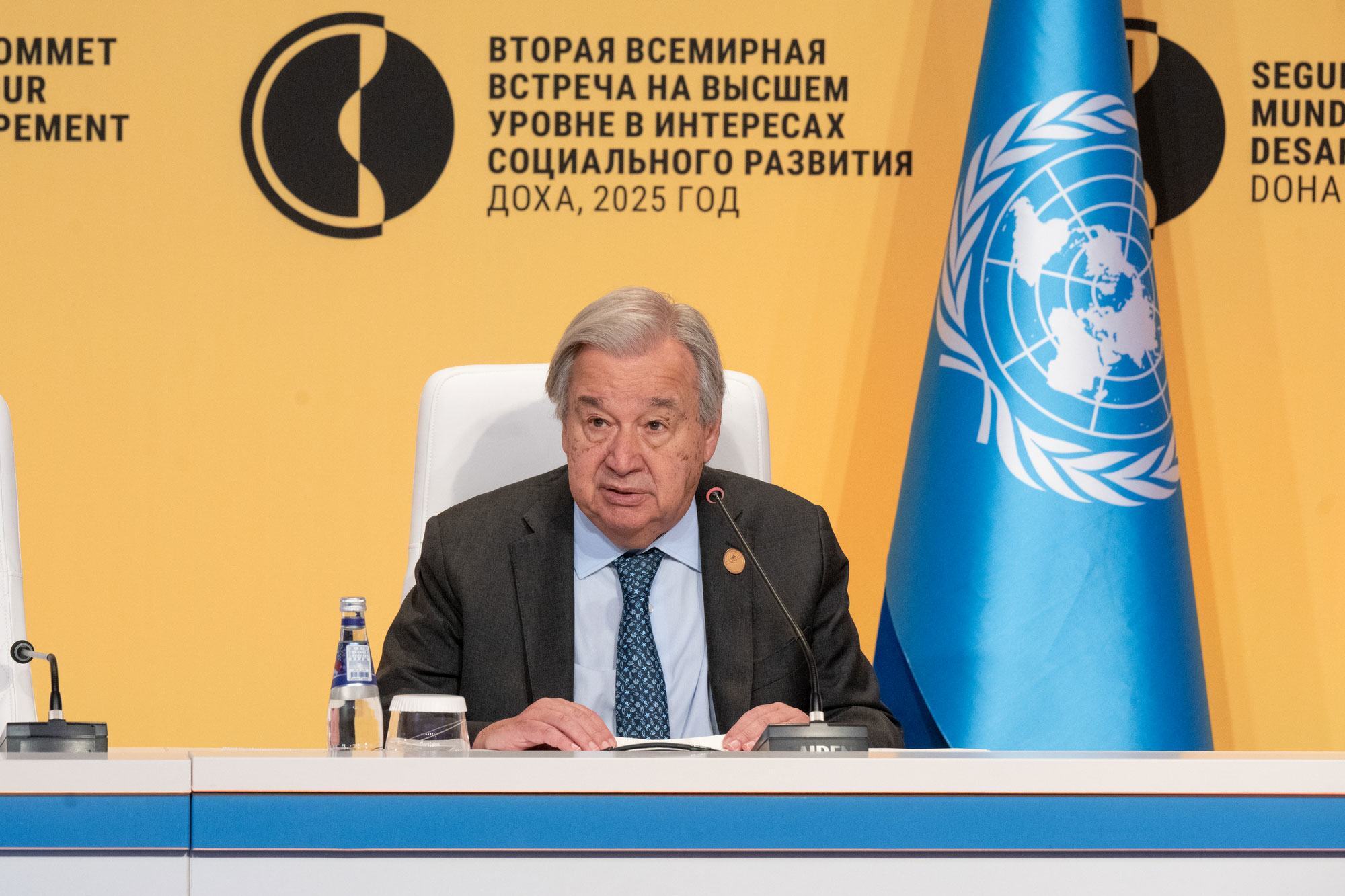 Le secrétaire général de ONU, António Guterres, prend la parole à la tribune lors du Sommet mondial pour le développement social à Doha, en 2025.