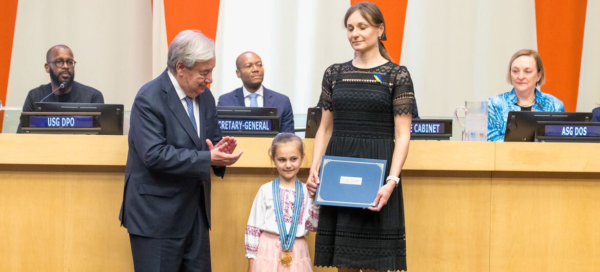 UN Secretary-General António Guterres presents an award to the family of Ukrainian peacekeeper Sergei Prykhodko at a formal ceremony.