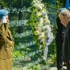 O secretário-geral da ONU, António Guterres, e uma integrante das forças de paz, fardada, participam de uma cerimônia de deposição de coroa de flores em homenagem aos soldados da paz falecidos na sede da ONU .
