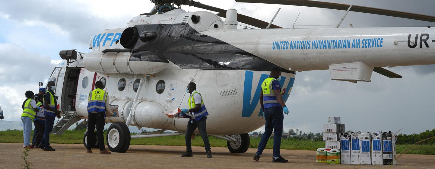 Des secouristes chargent des fournitures à bord d'un hélicoptère du Service aérien humanitaire des Nations Unies sur un site d'intervention en République démocratique du Congo.