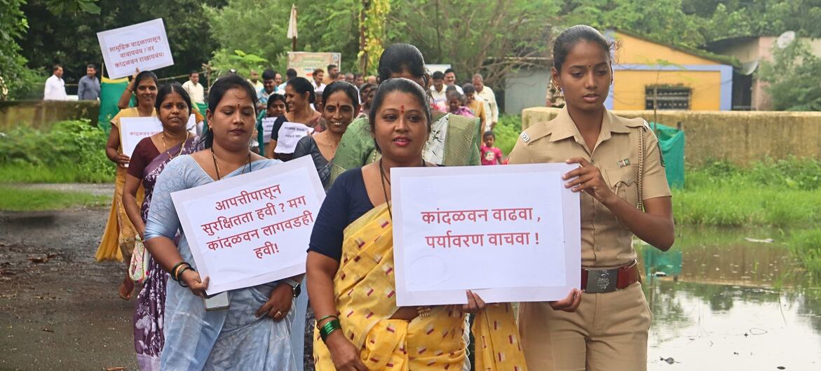 गव्हाण में मैन्ग्रोव पारिस्थितिकी तंत्र संरक्षण के अन्तरराष्ट्रीय दिवस 2025 के अवसर पर जागरूकता रैली का नेतृत्व करतीं मनीषा घरत, बीच में.