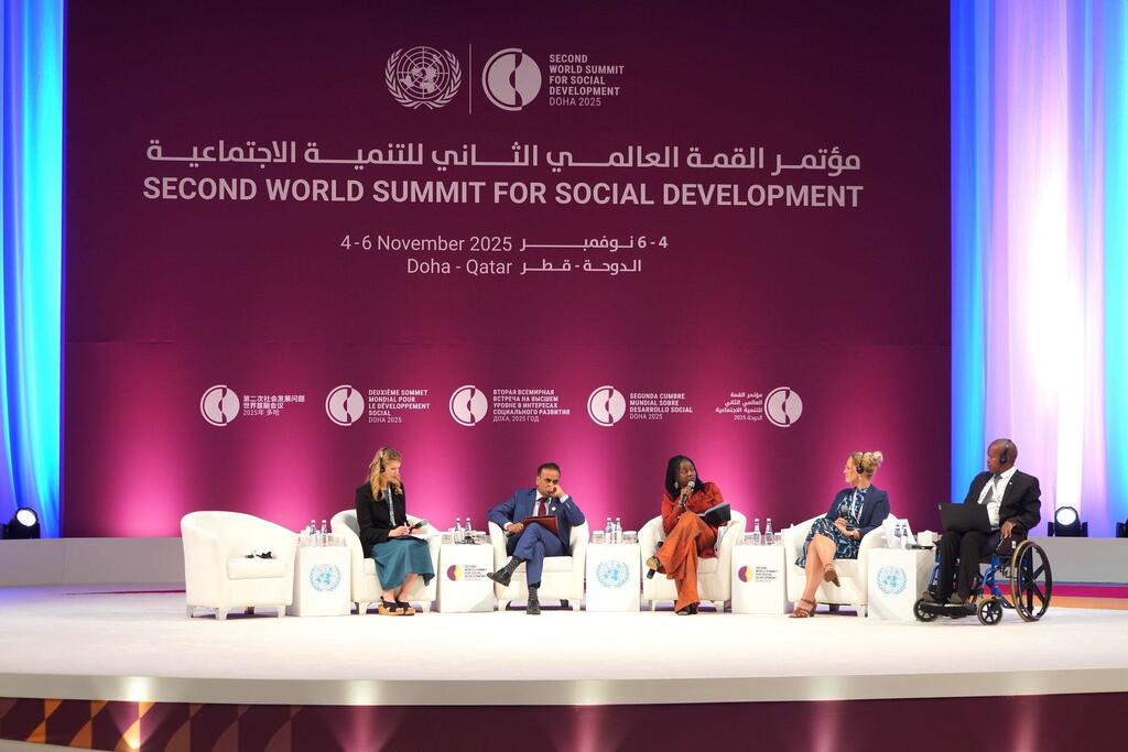 حلقة نقاش في القمة العالمية الثانية للتنمية الاجتماعية في الدوحة، قطر، في الفترة من 4 إلى 6 نوفمبر 2025.