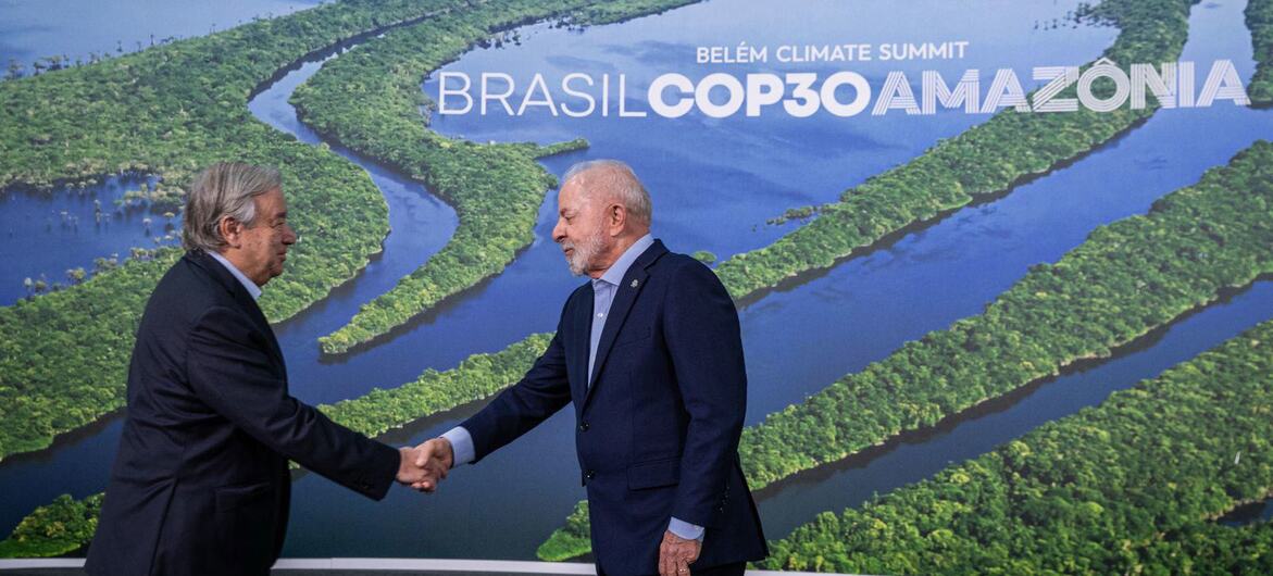 O secretário-geral da ONU, António Guterres, cumprimenta o presidente brasileiro, Luiz Inácio Lula da Silva, na Cúpula do Clima de Belém, COP30.