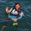 महाराष्ट्र के तारकर्ली के 38 वर्षीय भूषण, एक मछुआरे और ज़िम्मेदार डाइविंग प्रशिक्षक हैं, जो बचपन से समुद्री जीवन को क़रीब से देखते आए हैं.