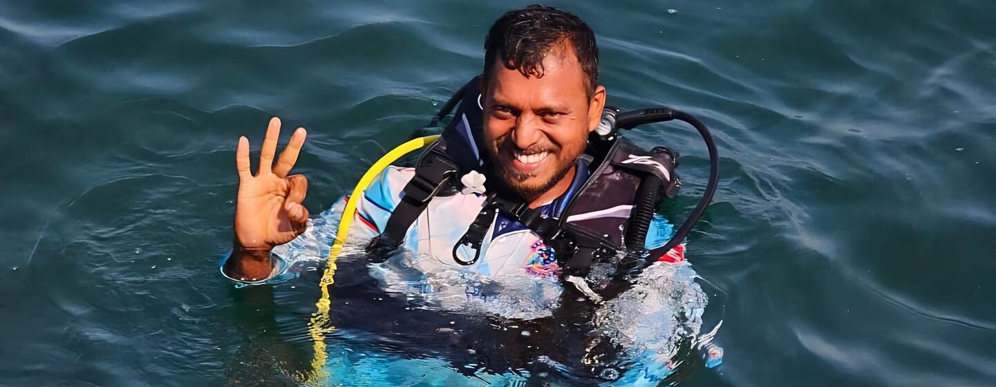 महाराष्ट्र के तारकर्ली के 38 वर्षीय भूषण, एक मछुआरे और ज़िम्मेदार डाइविंग प्रशिक्षक हैं, जो बचपन से समुद्री जीवन को क़रीब से देखते आए हैं.