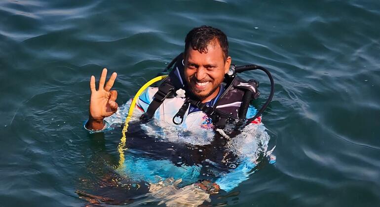 महाराष्ट्र के तारकर्ली के 38 वर्षीय भूषण, एक मछुआरे और ज़िम्मेदार डाइविंग प्रशिक्षक हैं, जो बचपन से समुद्री जीवन को क़रीब से देखते आए हैं.