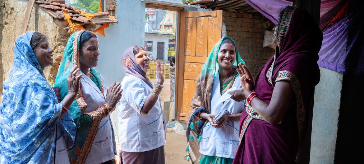 धमतरी ज़िले के दरबा गाँव में, जल बहिनियाँ मासिक जल शुल्क एकत्र करने और जल स्वच्छता व संरक्षण को बढ़ावा देने के लिए घर-घर जाती हैं.